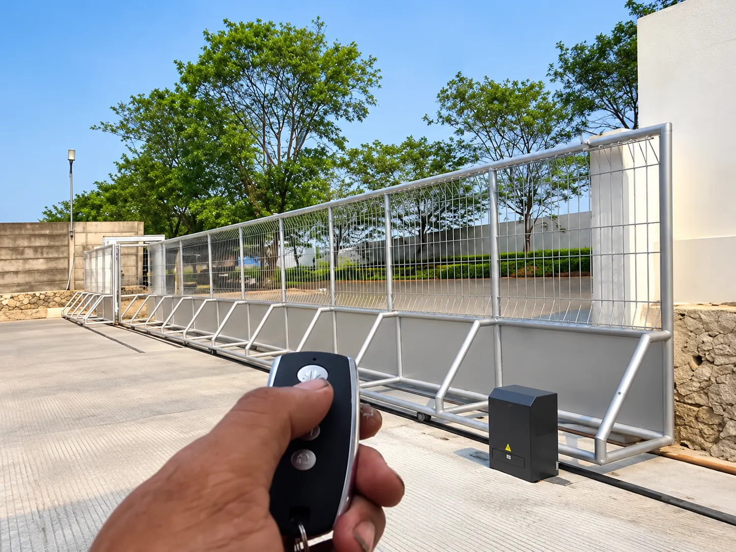 Pagar sliding otomatis dengan motor penggerak dan remote control